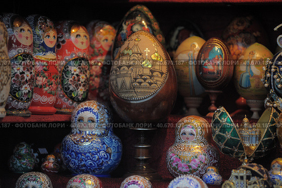 Russia, St. Petersburg 12,11,2012 National souvenir  nested dolls  for sale (2011 год). Редакционное фото, фотограф Анна Кривицкая / Фотобанк Лори