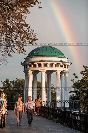 Russia, Yaroslavl, September 10, 2024. Gazebo rotunda and rainbow in the sky on the Volga embankment, Golden Ring. Редакционное фото, фотограф Photojuli / Фотобанк Лори