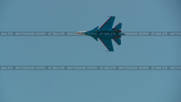 Russian air force aerobatic team Russian Knights SU-27. Стоковое видео, видеограф Алексей Сергеев / Фотобанк Лори