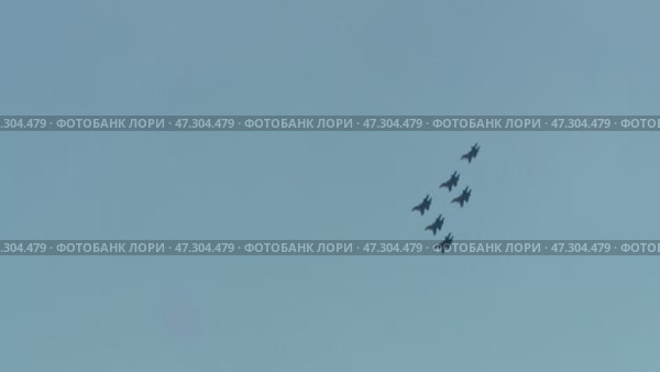 Russian air force aerobatic team Russian Knights SU-27. Стоковое видео, видеограф Алексей Сергеев / Фотобанк Лори