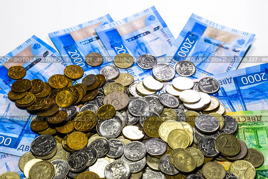 Russian banknotes and coins. A handful of coins on new Russian banknotes in denominations of 2000 and 200 rubles. Стоковое фото, фотограф Леонид Еремейчук / Фотобанк Лори