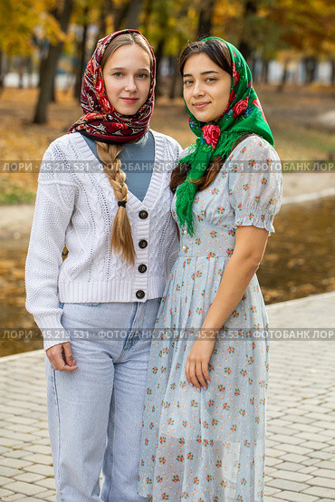 Russian beauty - young beautiful woman in a traditional headscarf. Стоковое фото, фотограф Андрей Аркуша / Фотобанк Лори