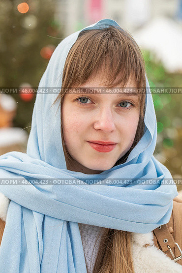 Russian beauty - young beautiful woman in a traditional headscarf. Стоковое фото, фотограф Андрей Аркуша / Фотобанк Лори
