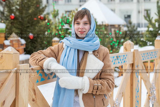 Russian beauty - young beautiful woman in a traditional headscarf. Стоковое фото, фотограф Андрей Аркуша / Фотобанк Лори