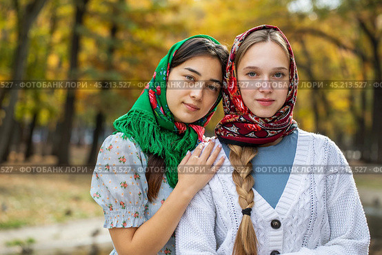 Russian beauty - young beautiful women in a traditional headscarf. Стоковое фото, фотограф Андрей Аркуша / Фотобанк Лори
