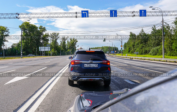 Russian m10 highway with signs and exits (2022 год). Редакционное фото, фотограф FotograFF / Фотобанк Лори