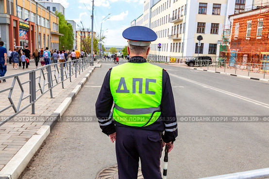 Russian police patrol officer of the State Automobile Inspectorate (2018 год). Редакционное фото, фотограф FotograFF / Фотобанк Лори