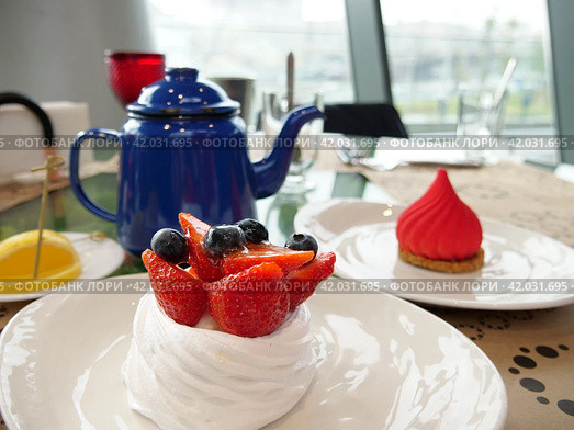 Russian traditional tea dessert berry cake. Стоковое фото, фотограф Tamara Sushko / Фотобанк Лори