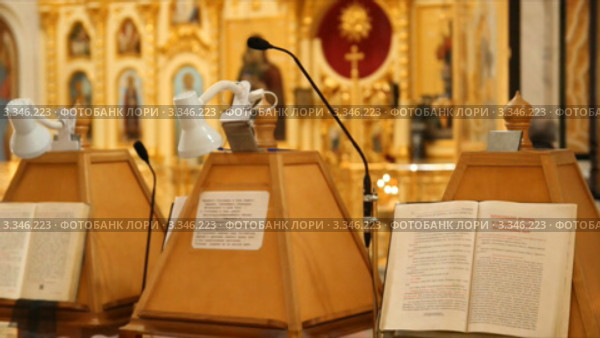Русская православная церковь. Кафедральный собор Рождества Богородицы, Уфа. На клиросе. Стоковое видео, видеограф Mikhail Erguine / Фотобанк Лори