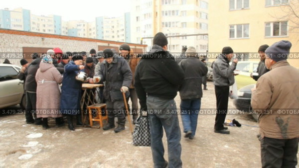 Русская православная церковь. Кормление бездомных (бомж), Уфа (2012 год). Редакционное видео, видеограф Mikhail Erguine / Фотобанк Лори
