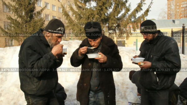 Русская православная церковь, кормление бездомных (бомж), Уфа (2012 год). Редакционное видео, видеограф Mikhail Erguine / Фотобанк Лори
