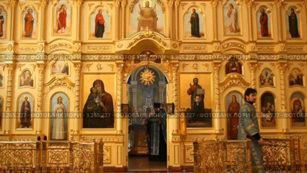 Русская православная церковь. Вечерня, священник выходит из алтаря и совершает каждение всего храма. Праздничное облачение голубого цвета (2012 год). Редакционное видео, видеограф Mikhail Erguine / Фотобанк Лори