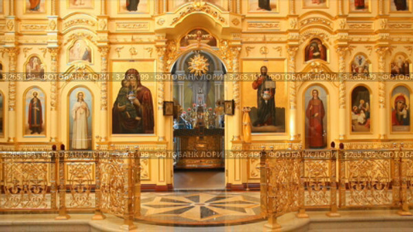 Русская православная церковь. Всенощное бдение (вечерня) Священник и диакон кадят престол и алтарь. Праздничное облачение голубого цвета. Стоковое видео, видеограф Mikhail Erguine / Фотобанк Лори