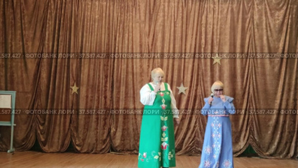 Русский народный ансамбль выступает на сцене деревенского дома культуры. The Russian folk ensemble performs on the stage of the village house of culture. Редакционное видео, видеограф Мария / Фотобанк Лори