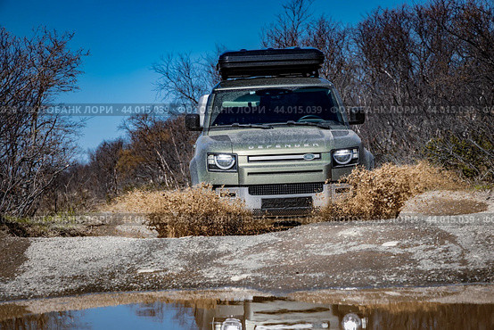 Rybachy, RUSSIA - May 30 2022: Off-roading New Land Rover Defender. The Land Rover Defender is a series of British off-road cars and pick-up trucks. Редакционное фото, фотограф Андрей Армягов / Фотобанк Лори