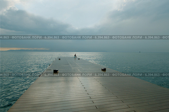 Рыбак ловит рыбу в Японском море на закате, Владивосток. Стоковое фото, фотограф Некрасов Андрей / Фотобанк Лори