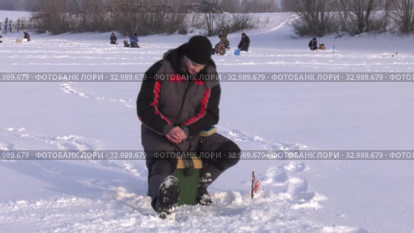 Рыбак на льду. Соревнования по рыбалке с мормышкой со льда. Fisherman on the ice. Competitions in fishing with jig from ice. (2020 год). Редакционное видео, видеограф Евгений Романов / Фотобанк Лори