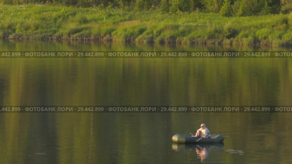 Рыбак. Рыбалка с лодки. Fisherman on the river. Fishing from a boat. Стоковое видео, видеограф Евгений Романов / Фотобанк Лори
