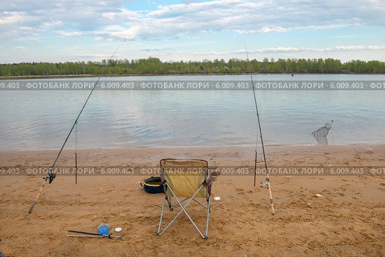 Рыболовное снаряжение на берегу реки. Стоковое фото, фотограф Pukhov K / Фотобанк Лори
