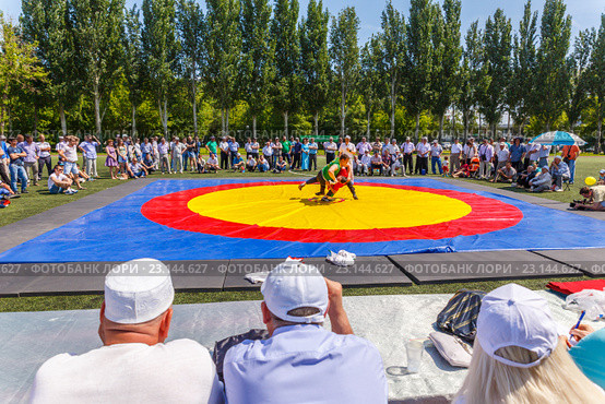 Сабантуй в парке Гагарина в Самаре. Борьба Корэш. (2016 год). Редакционное фото, фотограф Акиньшин Владимир / Фотобанк Лори