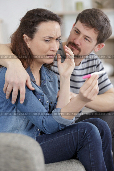 sad couple after negative pregnancy test result. Стоковое фото, агентство Ingram Publishing / Фотобанк Лори