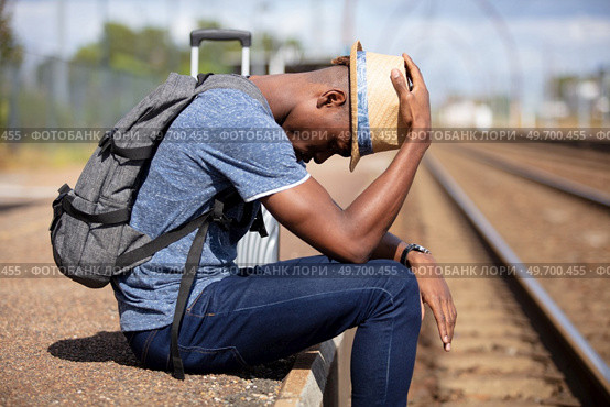 sad young man at the railway station. Стоковое фото, агентство Ingram Publishing / Фотобанк Лори