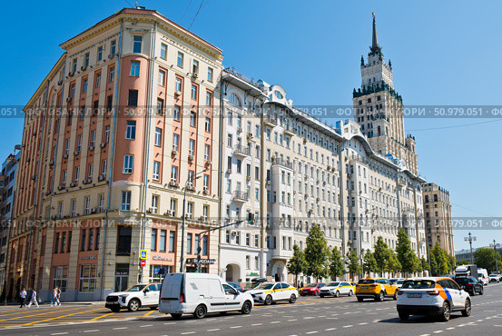 Садовая-Спасская улица. Лето. Солнечно. Москва. Редакционное фото, фотограф E. O. / Фотобанк Лори