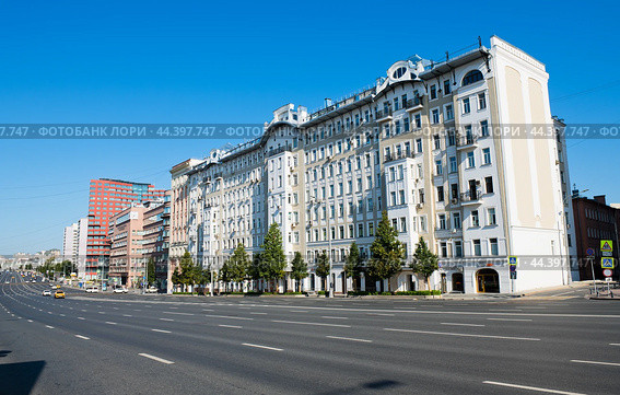 Садовая-Спасская улица в солнечный летний день. Москва. Россия (2024 год). Редакционное фото, фотограф E. O. / Фотобанк Лори