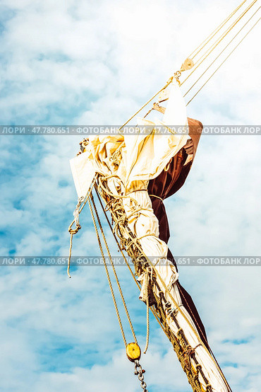 Sailboat mast against cloudy sky, with rigging details, vertical format, background. Стоковое фото, фотограф Анастасия Золотницкая / Фотобанк Лори