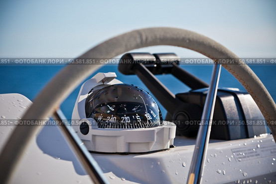 Sailing yacht control wheel and implement. Horizontal shot without people. Стоковое фото, агентство Ingram Publishing / Фотобанк Лори