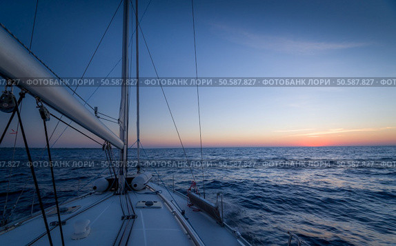 Sailing yacht race. Sailing ships yachts with white sails in the open sea. Стоковое фото, агентство Ingram Publishing / Фотобанк Лори