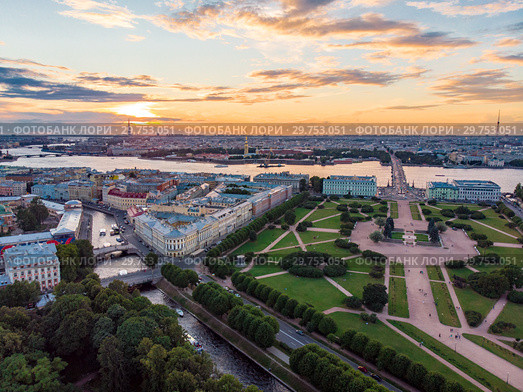 SAINT-PETERSBURG Russia: beautiful  aerial Top view of historic city centre St. Petersburg an the field of Mars, summer garden and the Neva river from the air, on a Sunny summer day. (2018 год). Стоковое фото, фотограф Алексей Ширманов / Фотобанк Лори