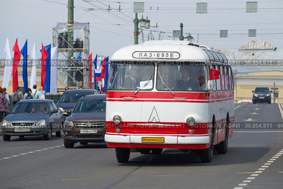 SAINT-PETERSBURG, RUSSIA - DECEMBER 25, 2019: Bus LAZ-695E on the Palace Bridge. The participant of the parade of retrotransport in honor of the City Day. Редакционное фото, фотограф Виктор Карасев / Фотобанк Лори