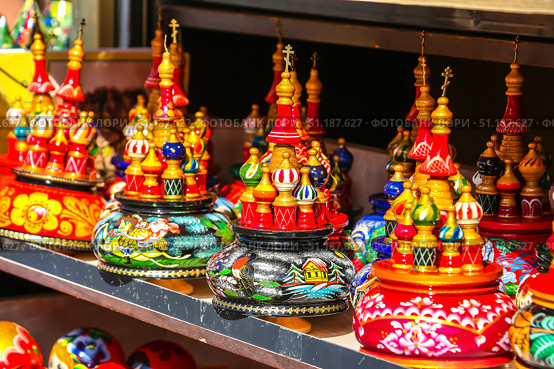Saint-Petersburg, Russia - July 13th, 2018. Traditional handicraft wooden souvenirs at street gift store. Редакционное фото, фотограф Denis Vostrikov / Фотобанк Лори