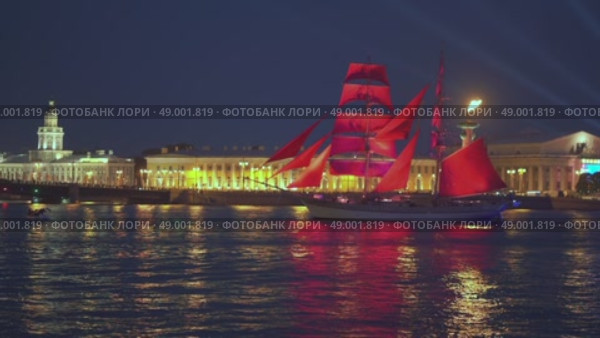 Saint-Petersburg, RUSSIA - Jun 21 2018, 4k: Fireworks show Scarlet sails repetition, Neva river, on Jun 21, 2018 in Saint-Petersburg, Russia. Редакционное видео, видеограф Сергей Богомяко / Фотобанк Лори