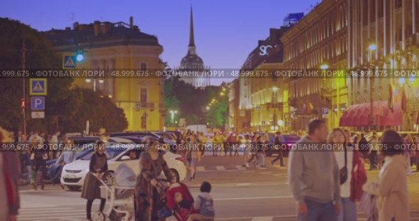 Saint-Petersburg, Russia - Jun 23 2022, 4k, crowd of tourists walk in the center of St. Petersburg on white nights overlooking the Admiralty, Saint-Petersburg, Russia. Редакционное видео, видеограф Сергей Богомяко / Фотобанк Лори