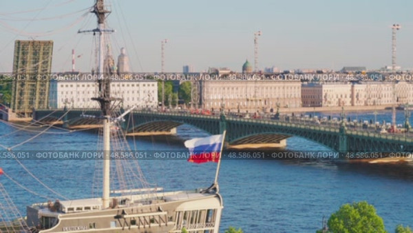 Saint-Petersburg, Russia - Jun 25 2023, 4k, aerial view of the divorced Trinity bridge through the masts of a sailboat, Neva river, Saint-Petersburg, Russia. Стоковое видео, видеограф Сергей Богомяко / Фотобанк Лори