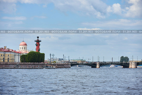 Saint PETERSBURG, Russia - May 27, 2021: Rostral columns on the spit of Vasilievsky Island. Редакционное фото, фотограф Наталия Кирсанова / Фотобанк Лори