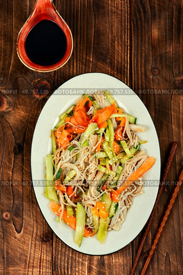 Salad of enoki mushrooms and vegetables. National Chinese food.. Vegan salad with enoki mushrooms. Стоковое фото, агентство Ingram Publishing / Фотобанк Лори