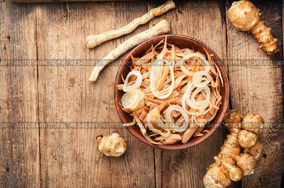Salad of Jerusalem artichoke and horseradish roots, vegetarian side dish.. Jerusalem artichoke salad. Стоковое фото, агентство Ingram Publishing / Фотобанк Лори