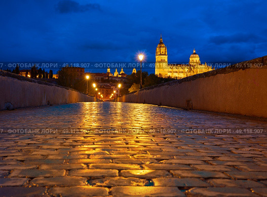Salamanca skyline sunset and roman bridge cobblestone  over Tormes river in Spain. Стоковое фото, агентство Ingram Publishing / Фотобанк Лори