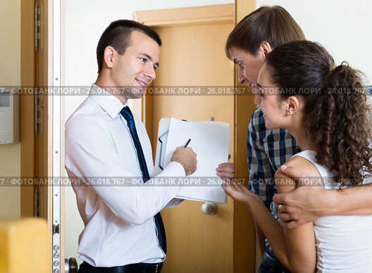 salesman forcing family couple. Стоковое фото, фотограф Яков Филимонов / Фотобанк Лори