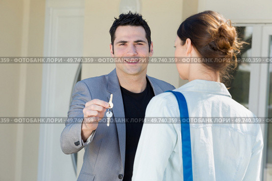 salesman giving home keys to property owner. Стоковое фото, агентство Ingram Publishing / Фотобанк Лори