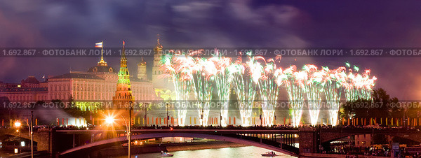 Салют в честь Дня Победы 9 мая в Москве (2009 год). Стоковое фото, фотограф Донцов Евгений Викторович / Фотобанк Лори