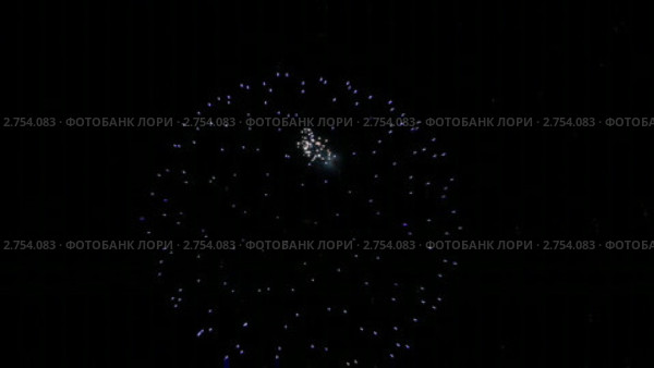 Салют в ночном небе. Стоковое видео, видеограф Мiлана Х / Фотобанк Лори