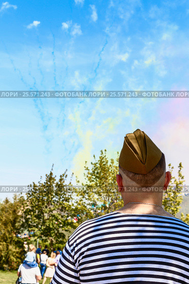 Salute of Victory Day (9 May) in Dmitrov, Russia. Стоковое фото, фотограф Николай Чутчиков / Фотобанк Лори