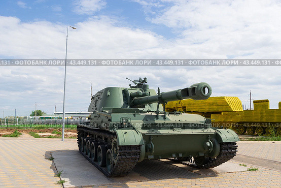 Самоходная 152 мм гаубица 2С3 «Акация» в парке Патриот, выставка военной техники, артиллерия. Средняя Ахтуба, Волгоградская область, Россия. (2024 год). Редакционное фото, фотограф Андрей Цыганков / Фотобанк Лори