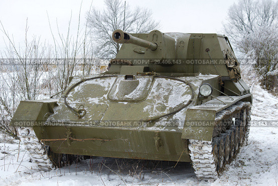 Самоходная артиллерийская установку СУ-76 периода Второй мировой войны крупным планом пасмурным зимним днем (2018 год). Редакционное фото, фотограф Виктор Карасев / Фотобанк Лори