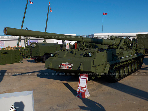 Самоходная пушка Малка, с пушкой калибр 203 мм. Российские артиллерийские системы на форуме Армия-2022. Редакционное фото, фотограф Mikhail Leonov / Фотобанк Лори
