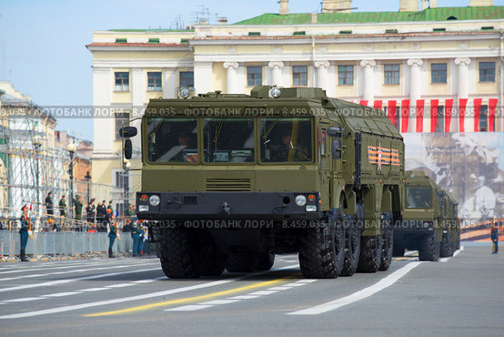 Самоходная пусковая установка МЗКТ-7930 ракетного комплекса "Искандер" на репетиции парада в честь дня Победы. Санкт-Петербург (2015 год). Редакционное фото, фотограф Виктор Карасев / Фотобанк Лори